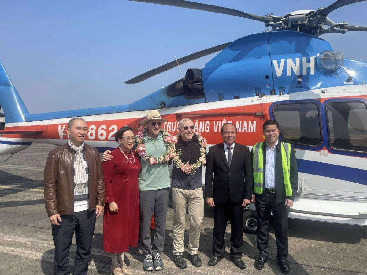 Two US millionaires take helicopter trip to Quang Ninh